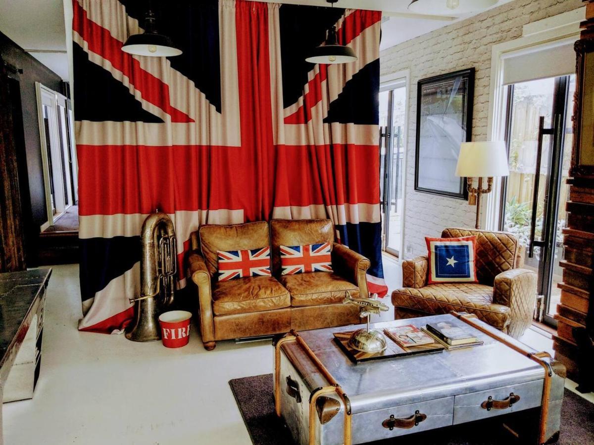 The Kings Domain At The House Of Windsor By Ready Set - Ground Level *